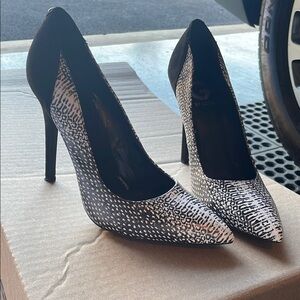 G by Guess Black and White Heels Elegant Stiletto Pumps